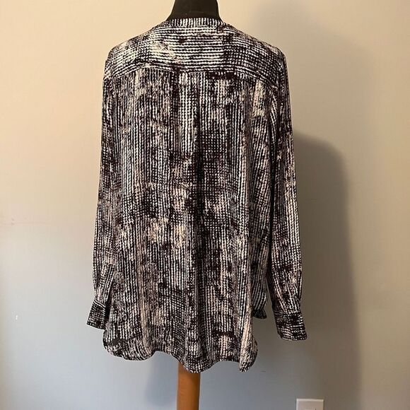 Violet + Claire Women's Black and White Half Button Front Long Sleeve Blouse - Picture 4 of 7